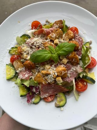 Sałatka z kurczakiem i bekonem