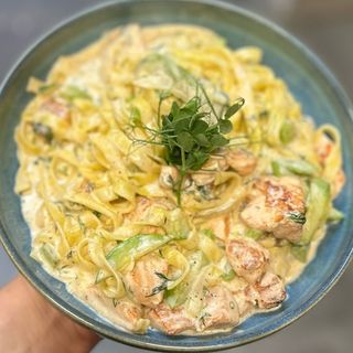 Tagliatelle zucchini & salmone