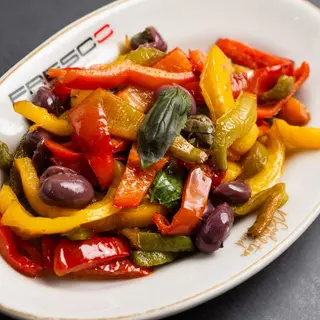 Peperoni olive nere e capperi
