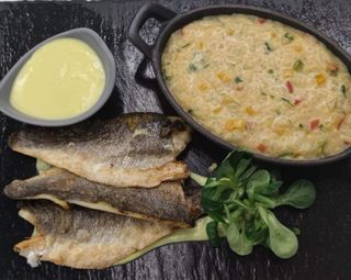 File de biban pe plita cu sos de ardei