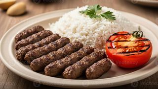 Shish kebap con riso e insalata