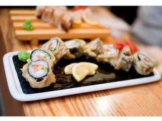 Гарячий рол з лососем (210g)