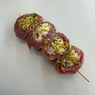 Panino spiedino valdostano di vitello , philadelphia e pistacchio