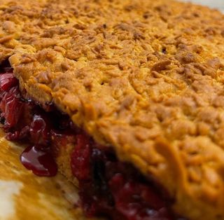 Пиріг тертий з вишнею