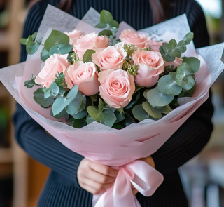 Buchet 7 trandafiri pink si eucalipt