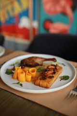 Качина ніжка з картопляним гратеном та трюфелем