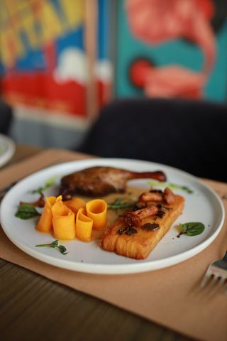 Качина ніжка з картопляним гратеном та трюфелем