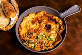 Omlet sa suhim mesom