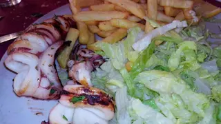 Calamari fritti, patate fritte e insalata verde