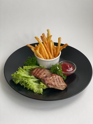 М'ясо гриль з картоплею фрі (165г)