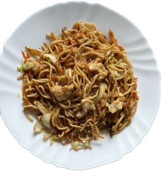 81.Spaghete prajite cu carne de pui si ou