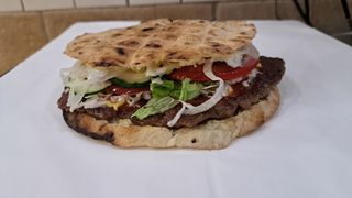 Pljeskavica punjena sirom