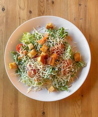 Салат "Цезарь" с форелью