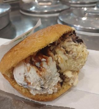 Brioche con 2 palline di gelato a scelta 
