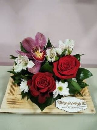 Orhideja i ruže u drvenoj posudi, sa kombinacijom sezonskog cveća