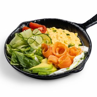 Пательня з скремблом і лососем Гравлакс (290г)