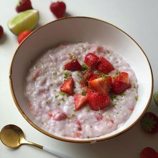 Рисовая каша с клубникой