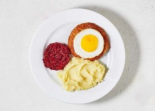 Сніданок баварський з картопляним пюре та буряком
