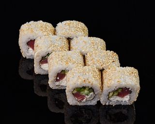 Філадельфія з тунцем в кунжуті