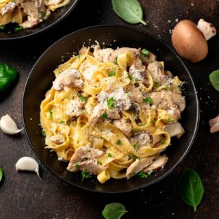 პასტა სოკოთი და ქათმით