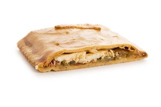 Ración de empanada fina de verduras con queso cabra