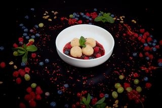 Găluște de brânză cu pesmet dulce, tonka și lime