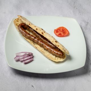 Dimljena roštilj kobasica u somunu