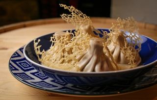 Хінкалі м'ясні в сирному соусі (4шт)