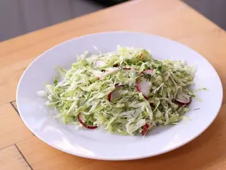 Салат з молодої капусти з редискою (200g)