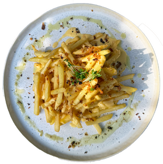 Картопля фрі з сирним соусом та цибулевими чіпсами