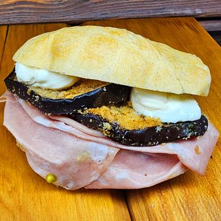 Panino con mortadella, melanzane gratinate e stracchino