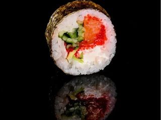 Futomaki z łososiem surowym (275g)