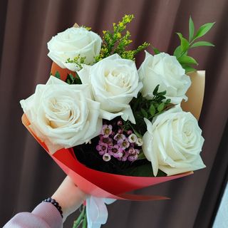 Buchet cu 5 trandafiri albi