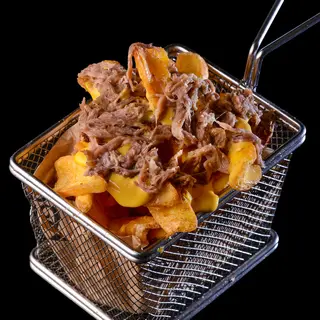 Patatine con buccia con pulled pork e cheddar fuso