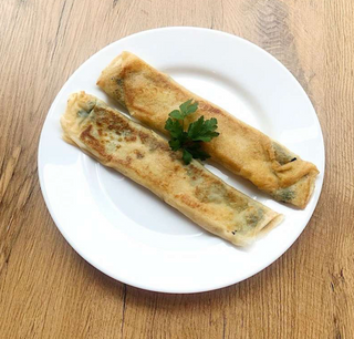 Domowe naleśniczki z liśćmi szpinaku i fetą 2 szt .