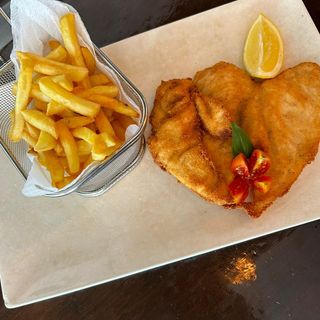 Milanesa De Pollo Con Patatas Fritas