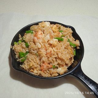 Arroces perfumada fritos con gambas y verduras 