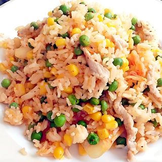J1. Orez prăjit cu porc 猪肉炒饭