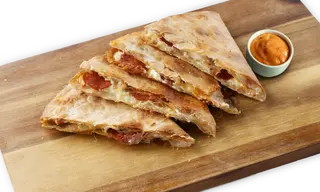 Domino’s кесадия с пеперони 