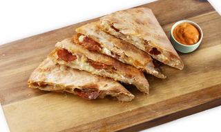 Domino’s кесадия с пеперони 