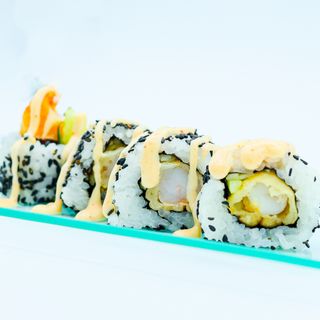 Uramaki langostinos en tempura y sésamo 