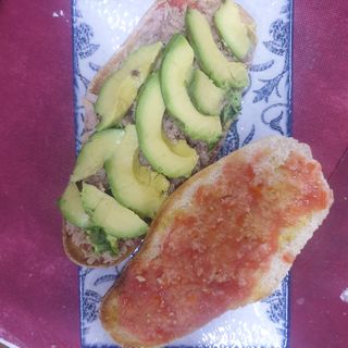 Tostada de tomate aguacate y atún