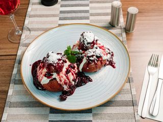 Papanasi cu dulceata de visine