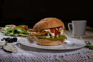 Hamburger cu șnițel crispy