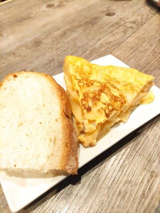 Pintxo de tortilla de patata con cebolla y pan