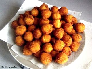 Kulki ziemniaczane 15 szt. z sosem serowym i prażoną cebulką