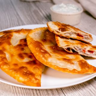 Czebureki Z Serem I Ziołami 2 Szt