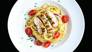 Spaghetti w sosie pomidorowym z kurczakiem 430g