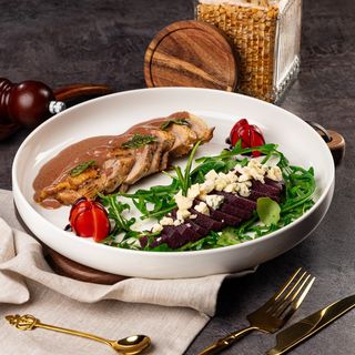 Утиная грудка с пьяной грушей 