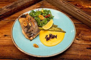 Somon file cu sos olandez